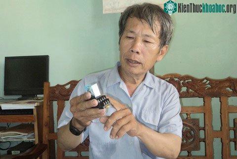 Ông Đặng Văn Nhã giới cách làm hệ thống đóng mở mạch điện 220V bằng hệ thống điều khiển từ xa. (Ảnh: Đ.Hùng)