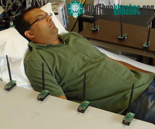 Kỹ sư điện Neal Patwari đang thử hệ thống giám sát hơi thở không dây của mình.