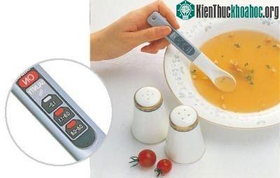 Thìa điện tử có thể đo nồng độ muối của thức ăn