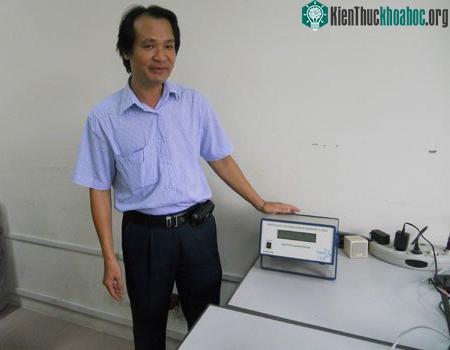 Tiến sĩ Đặng Quang Thiệu và thiết bị cảnh báo sớm bức xạ. (Ảnh: Hương Thu)