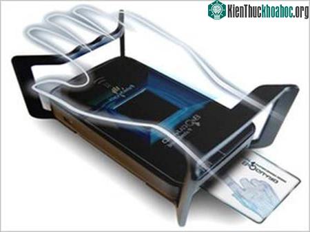 Máy ID-pod của bioguard quét mạch máu bên trong bàn tay để xác định nhân thân.