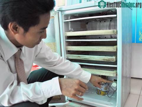 Anh Tuấn đang giới thiệu chiếc máy ấp trứng do mình chế tạo. (Ảnh: Thái Ngọc)