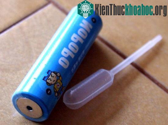 Cho nước vào lỗ nhỏ ở đầu cực dương, pin nước có thể phát điện.