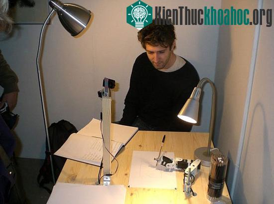 Cánh tay robot bắt tay vào việc vẽ phác thảo một khuôn mặt dựa trên tài năng của họa sĩ Tresset.