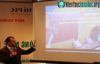 Chuyên gia nước ngoài giới thiệu sơn ES301 trong hội thảo. (Nguồn: Ngọc Giang/Vietnam+)