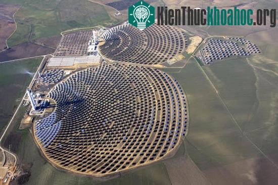Một nhà máy điện mặt trời được xây dựng tại Tây Ban Nha.