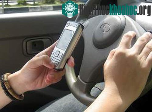 Không nên vừa lái xe vừa dùng điện thoại di động.