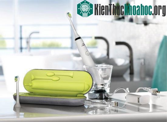 Bàn chải đánh răng DiamondClean HX 9332 có thể sạc pin từ nhiều thiết bị cầm tay khác nha.