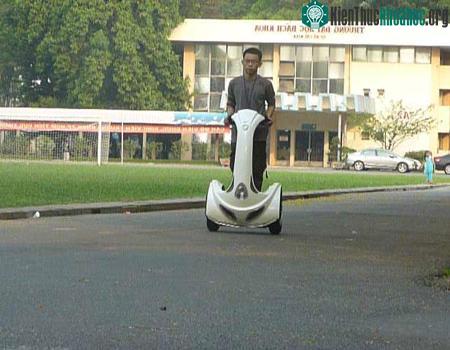 Phạm Ngọc Anh Tùng và chiếc xe hai bánh tự cân bằng. (Ảnh do nhân vật cung cấp)
