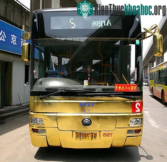 Trung Quốc đưa xe buýt mạ vàng vào hoạt động ảnh 2