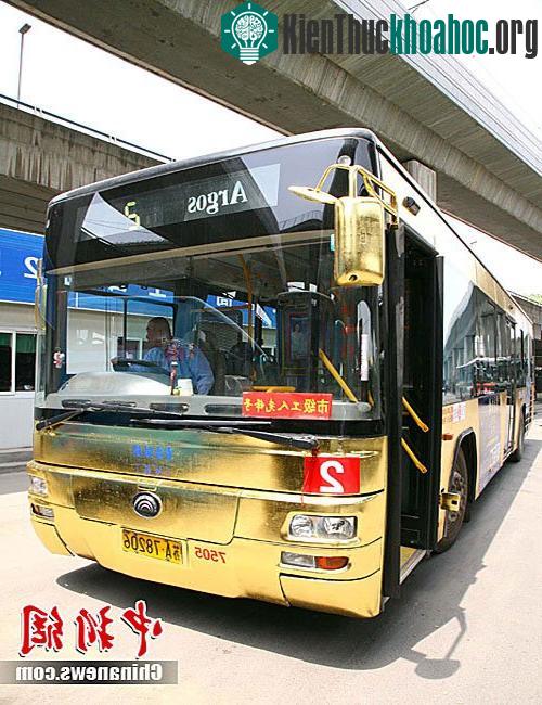 Trung Quốc đưa xe buýt mạ vàng vào hoạt động ảnh 3