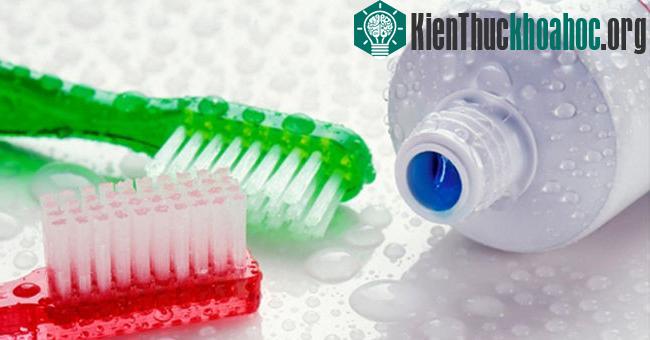 Bàn chải đánh răng và kem đánh răng