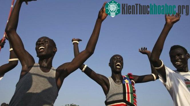 Những con người này đang rất hạnh phúc và họ hiểu rõ điều đó - (Ảnh: Reuters).
