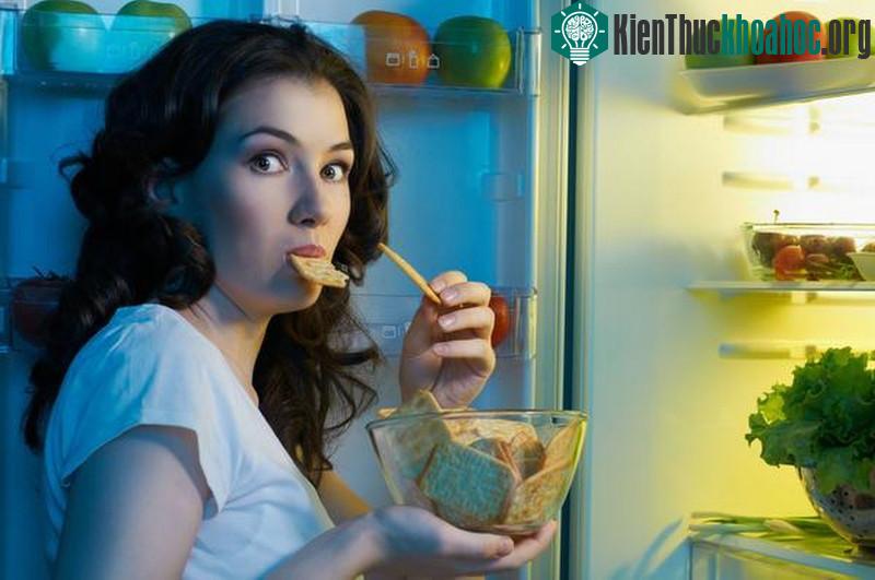 Ăn vặt sau bữa tối là một ý tưởng tồi. (Ảnh: Women's Health).