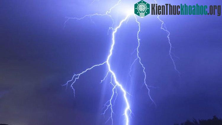 Sự phóng điện giữa đám mây và mặt đất tích điện trái dấu nhau tạo ra tia sét. (Ảnh: Flickr).