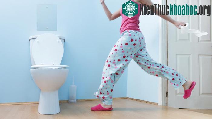Chứng tiểu đêm xuất hiện nhiều khi chúng ta về già. (Ảnh: cosmopolitan).