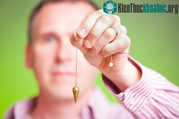Con lắc là một trong những dụng cụ dùng để đưa con người vào trạng thái thôi miên. (Ảnh: iStock).