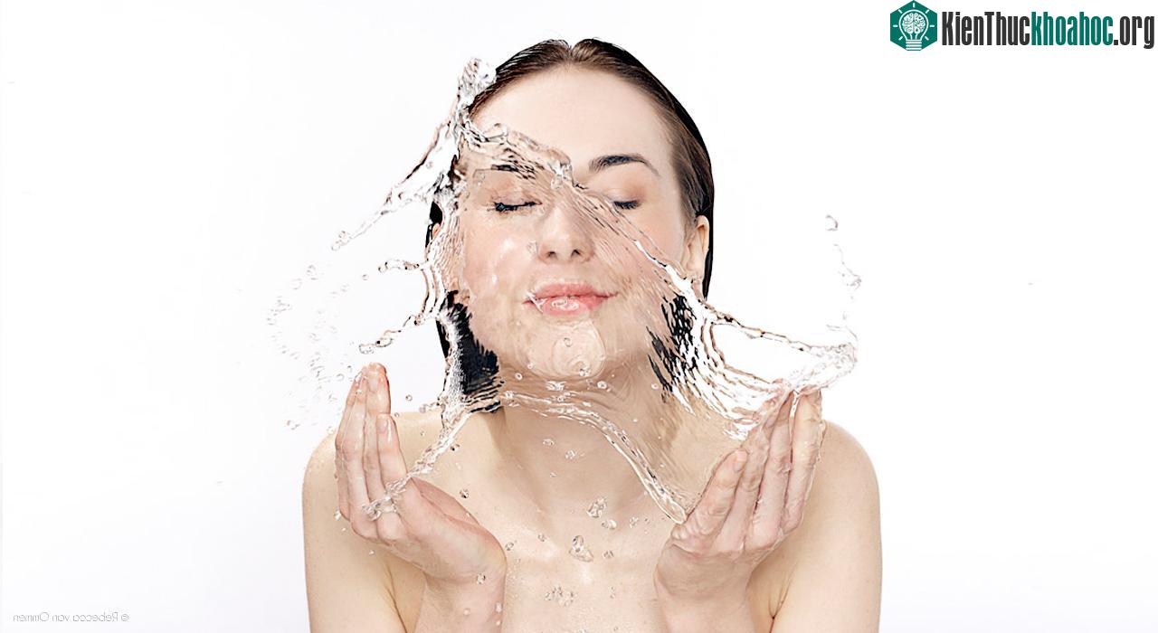 Không nên dùng nước ấm rửa mặt