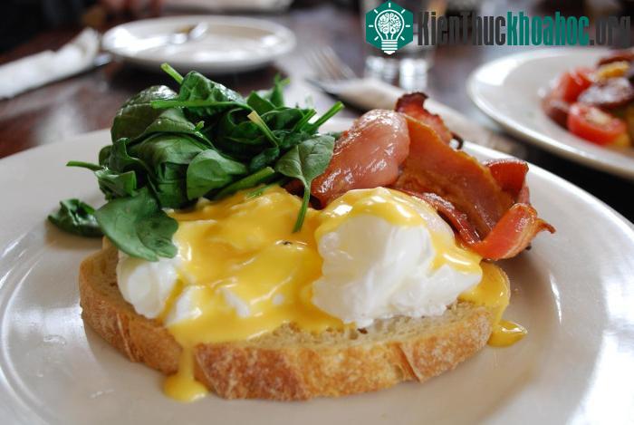 Lòng đỏ trứng gà vẫn là một loại thực phẩm giàu Cholesterol.
