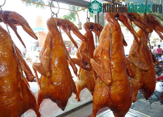 Tình trạng lén lút nhập gia cầm sống không rõ nguồn gốc về bán tại các chợ, điểm mua bán hiện vẫn chưa được kiểm soát.