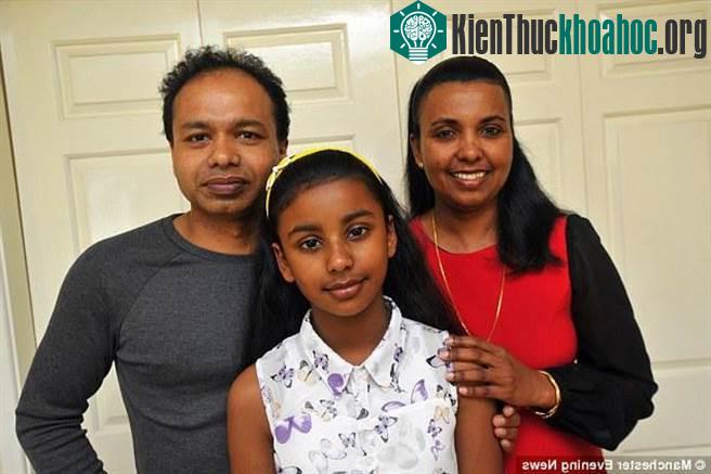 Cha mẹ Nishi rất tự hào về con gái. (Ảnh: Manchester Evening Post).