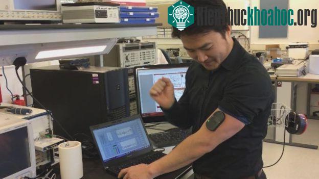 Tiến sỹ Heungjae Choi thuộc trường ĐH. Cardiff đang thử nghiệm thiết bị. (Ảnh BBC).
