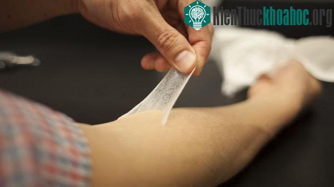 Da giả như vậy đóng vai trò như một lớp rào chắn, ngăn sự thất thoát nước quá mức ở da thật.