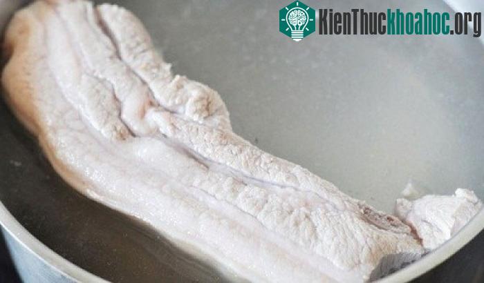 Khi chế biến thịt cần chần bỏ đi nước đầu.
