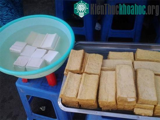 Thạch cao là chất có tác dụng làm rắn nhanh, dễ keo đặc nên thường được dùng trong sản xuất đậu phụ. (Ảnh: L.P)