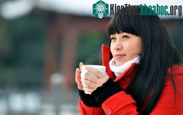 Uống đủ nước cũng rất quan trọng. Cơ thể bạn sẽ chịu lạnh tốt hơn nếu nó được cung cấp thức ăn và nước uống cân bằng.