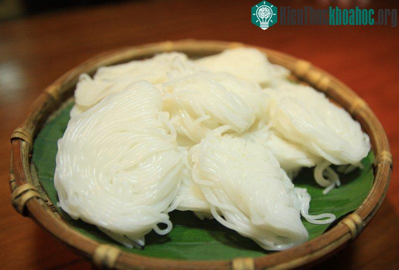 Để nhận biết bún phở chứa hóa chất, cách đơn giản nhất là nhìn vào màu sắc của sợi bún, phở.