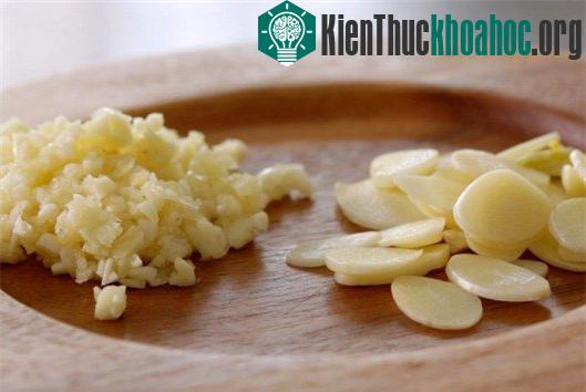 Tỏi đập dập hoặc băm nhỏ tốt hơn tỏi bóc vỏ thái lát nhiều lần.