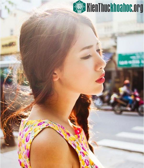 Không đeo kính râm khi đi ra dưới trời nắng sẽ phá vỡ collagen trong làn da quanh mắt và gây nám.