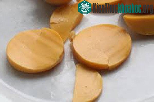 Trứng giả có độ đàn hồi cực tốt, vị nhạt, khi đốt thì cháy xém. (ảnh minh họa).