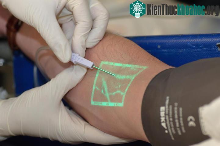 Hệ thống máy soi ven VeinViewer sẽ giúp y tá tìm ven để tiêm dễ dàng hơn.