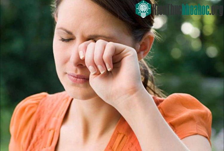 Dụi mắt nhiều sẽ gây tổn thương làn da mỏng manh xung quanh mắt, khiến mắt có quầng thâm.