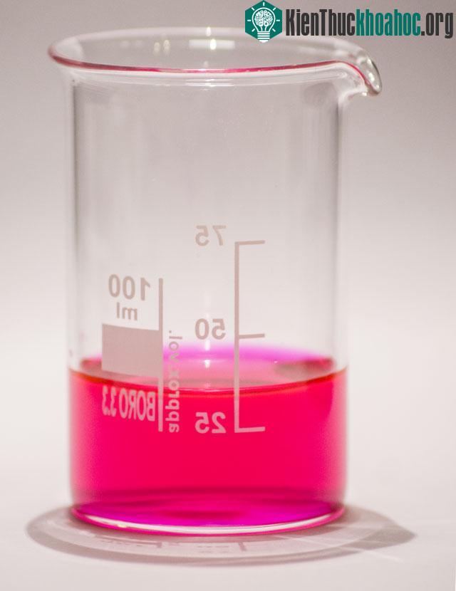 Rhodamine B có màu hồng cánh sen đẹp mắt.