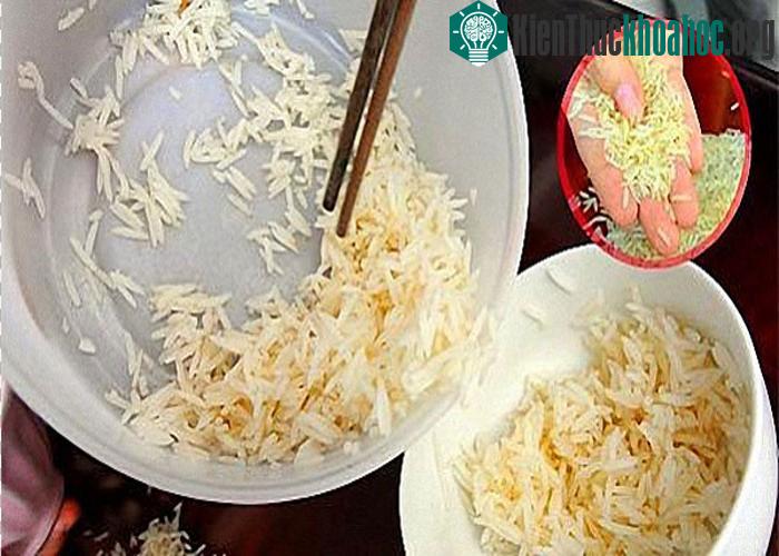 Hạt gạo giả thường dài hơn gạo thật. Ba bát cơm làm từ gạo nhựa sẽ tương đương với việc bạn "chén" 1 chiếc túi nilon.