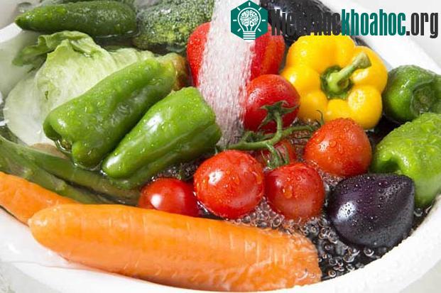 Thêm muối vào nước ngâm không giúp loại bỏ dư lượng chế phẩm hóa học trong rau quả.