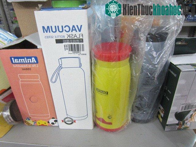 Bình giữ nhiệt Trung Quốc vẫn được bán ở phố Thái Thịnh. (Ảnh: Gia đình & Xã hội).