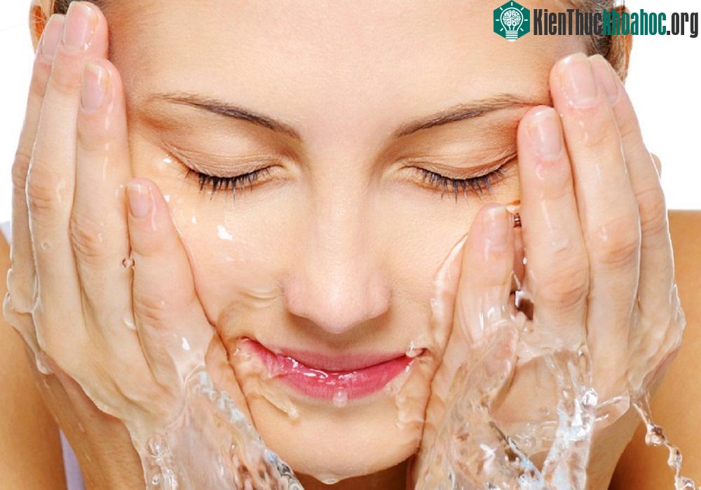 Nên dùng sữa dưỡng ẩm sau khi rửa mặt