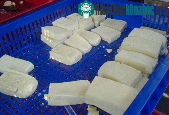 Đậu phụ chứa thạch cao thường rất cứng, nặng tay hơn so với đậu sản xuất bằng phương pháp truyền thống. (Ảnh: L.P)