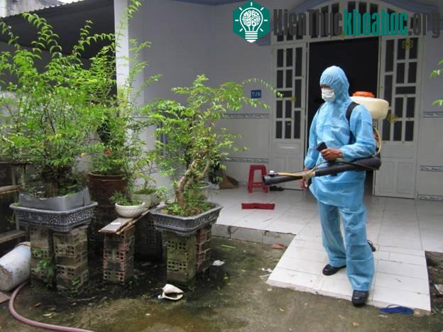 Khi phun thuốc bạn cần trang bị các đồ phòng hộ cẩn thận