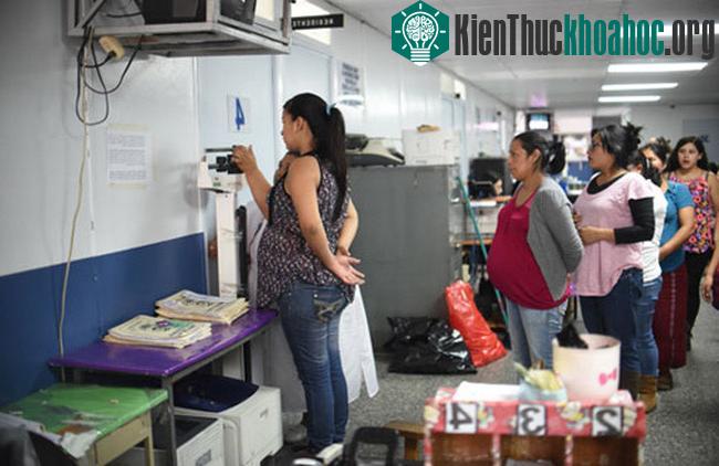 Phụ nữ mang thai dưới 6 tháng cần hạn chế đi tới vùng có dịch.