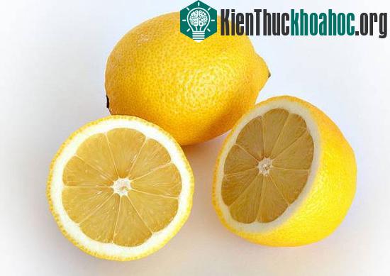Chanh tươi giúp loại bỏ dầu mỡ trên hộp nhựa