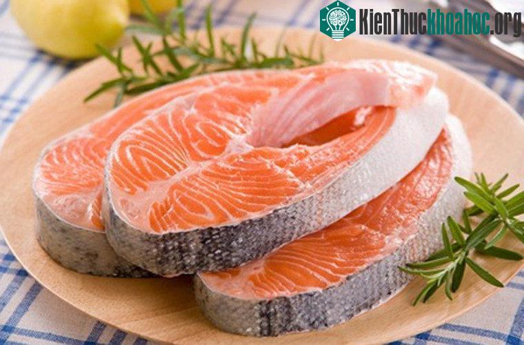 Để tránh vi khuẩn và ký sinh trùng bạn nên nấu chín cá trước khi ăn