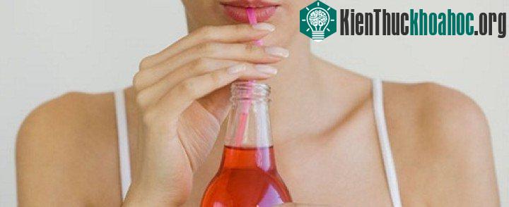 Uống bằng ống hút làm cho nếp nhăn hình thành xung quanh miệng.