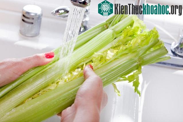 Hơn 80% dư lượng thuốc trừ sâu có thể được loại bỏ chỉ bằng rửa kĩ dưới vòi nước chảy.