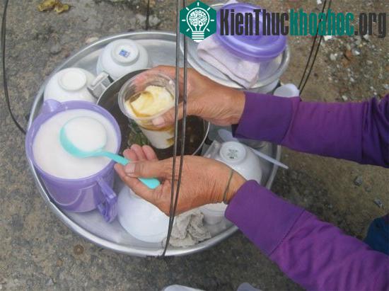 Theo kinh nghiệm dân gian, không nên ăn tàu hũ (tào phớ) ở lớp dưới cùng của thùng vì có nguy cơ lắng nhiều thạch cao gây độc sức khỏe. (Ảnh: L.P)