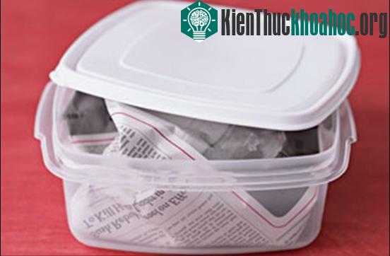 Giấy báo có thể khử mùi thức ăn trong hộp nhựa